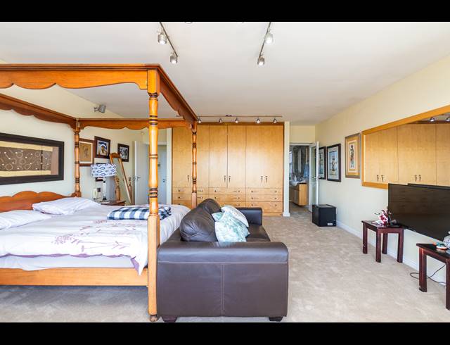 6 BEDROOM HOUSE FOR SALE IN BLOUBERGSTRAND